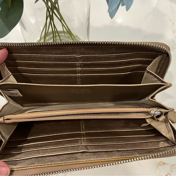 Authentic Coach Large Zipper Classic "C" Wallet (Tan/Brown) - Picture 3 of 8